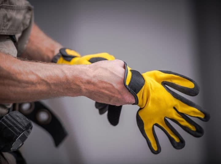 Modelo utilizando guantes de protección en su puesto de trabajo